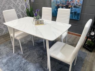 Mesa de comedor blanca con 4 sillas acolchadas