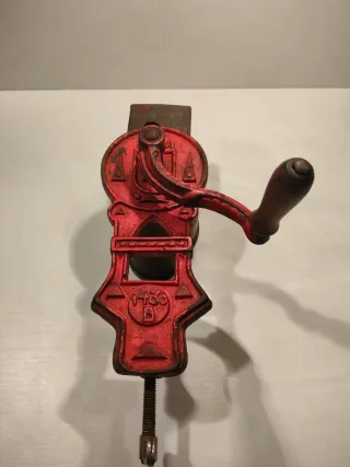 Rallador de cocina antiguo rojo