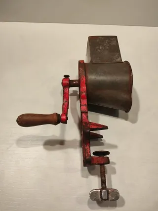 Rallador de cocina antiguo rojo