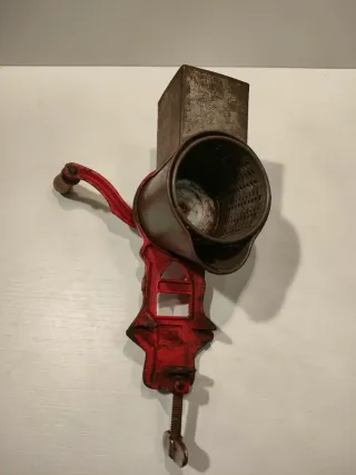 Rallador de cocina antiguo rojo