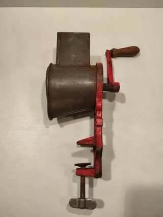 Rallador de cocina antiguo rojo