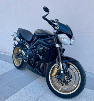 Triumph Street Triple R 2012 Negra y Dorada