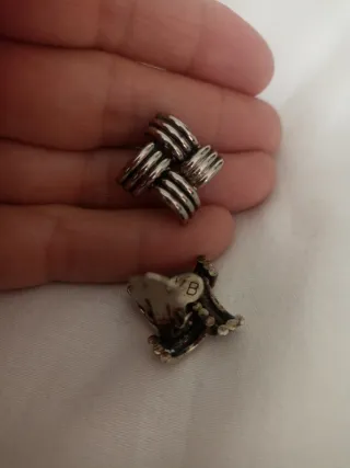 Pendientes firmados V B Plateados