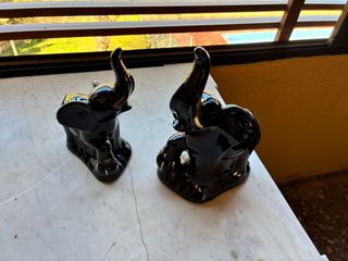 Figuras de elefantes negros brillantes
