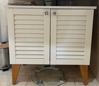 Armario de baño con puertas de lamas