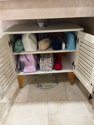 Armario de baño con puertas de lamas