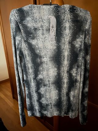 Blusa gris y blanca con estampado