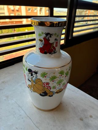 Jarrón de cerámica con diseño japonés