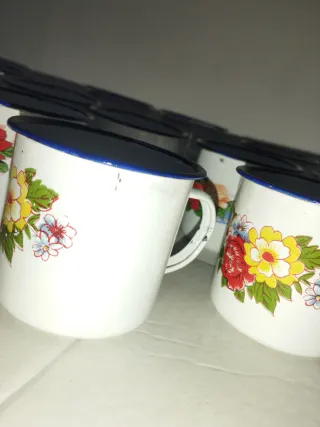 13 tazze smaltate decoro floreale