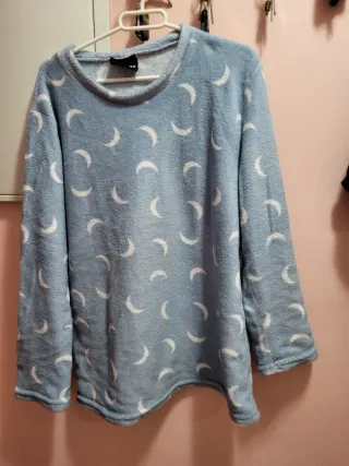 Pijama azul con lunas