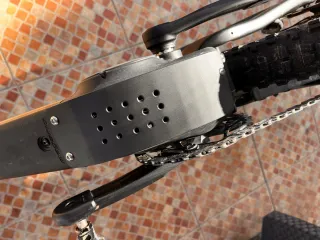 Protector Megamo reason año 25/26 motor Avinox