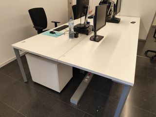 Escritorios de oficina - puestos de trabajo dobles