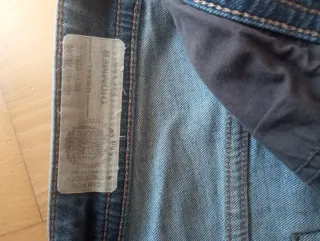 Pantalones vaqueros desgastados