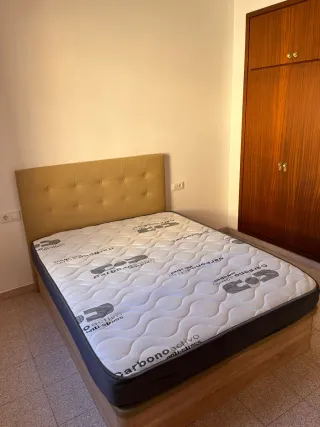 Cama con cabecero tapizado