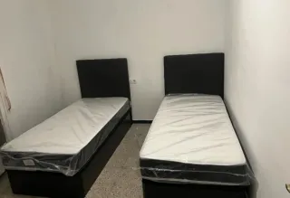 Cama con cabecero tapizado