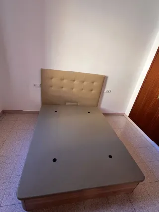 Cama con cabecero tapizado
