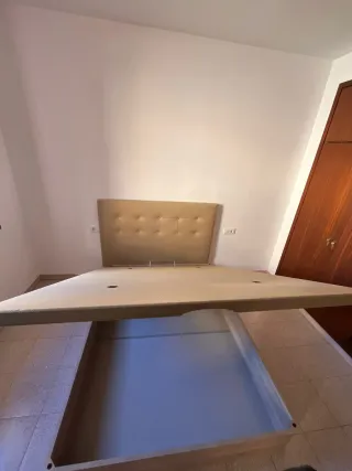 Cama con cabecero tapizado