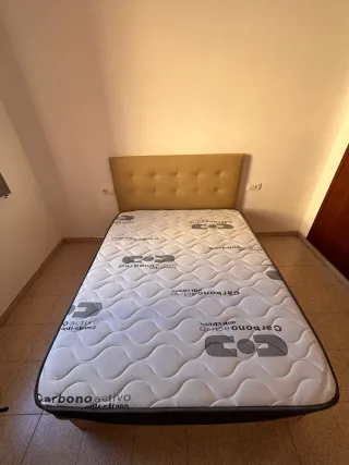 Cama con cabecero tapizado