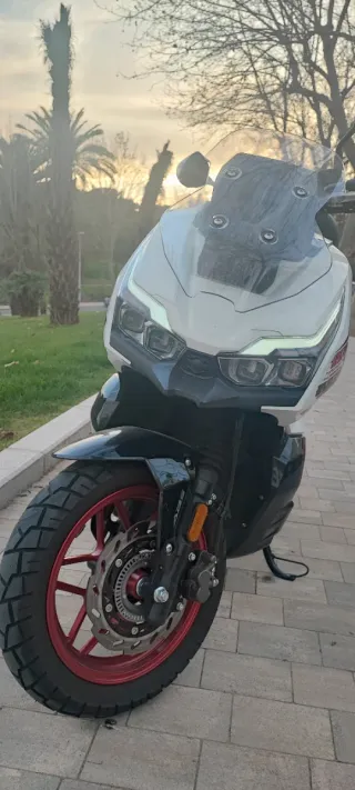 MH Motor Hispania VR10 Sport 125cc Scooter