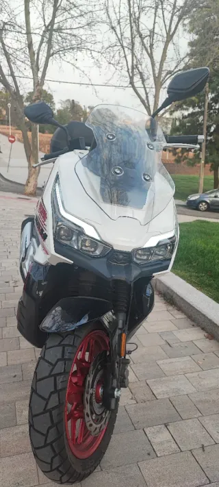 MH Motor Hispania VR10 Sport 125cc Scooter