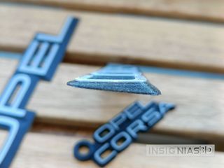 Emblema Opel Corsa A. Anagrama Opel Corsa A.