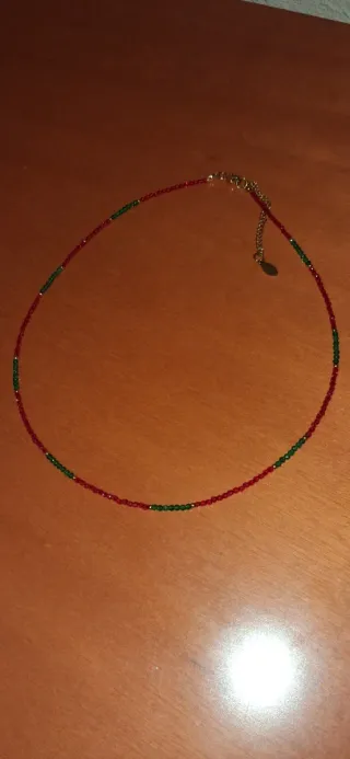 Elegante gargantilla de cuentas rojas y verdes