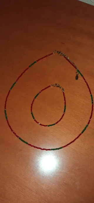 Elegante gargantilla de cuentas rojas y verdes