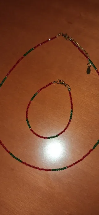Elegante gargantilla de cuentas rojas y verdes