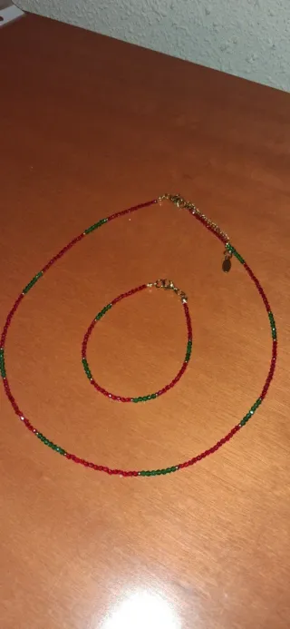 Elegante gargantilla de cuentas rojas y verdes