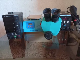 Fuente de Alimentación y Microscopio Trinocular