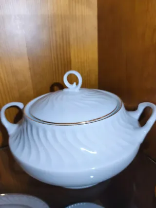 Sopera de porcelana blanca con detalles dorados
