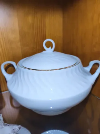 Sopera de porcelana blanca con detalles dorados
