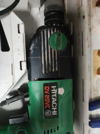 Taladro Hitachi DV20VC con brocas y herramientas