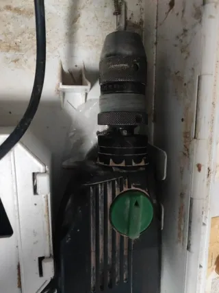 Taladro Hitachi DV20VC con brocas y herramientas