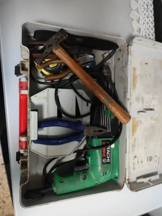 Taladro Hitachi DV20VC con brocas y herramientas