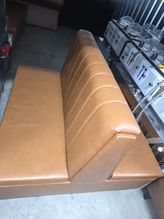 Divano doppio in pelle sintetica marrone