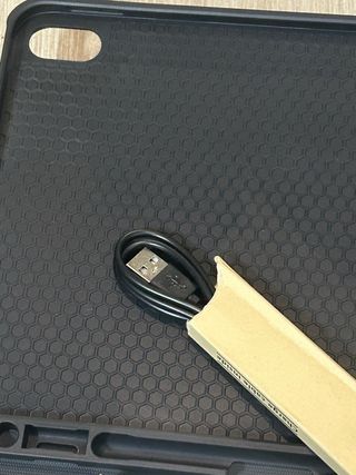 EARTO FUNDA TECLADO IPAD A16 11Gen + Metapen A8