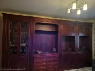 Mueble de madera con vitrina y cajones