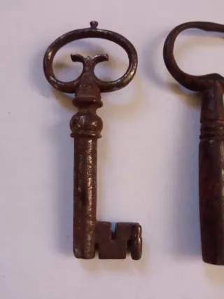 4 llaves antiguas de metal