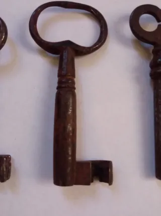 4 llaves antiguas de metal