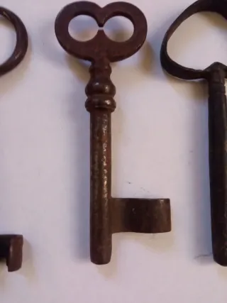 4 llaves antiguas de metal