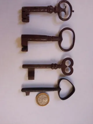 4 llaves antiguas de metal