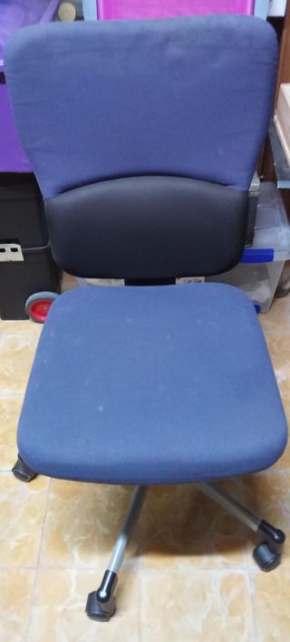 Silla de oficina azul y gris con ruedas