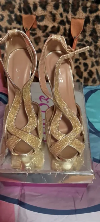 Tacones dorados brillantes talla 37