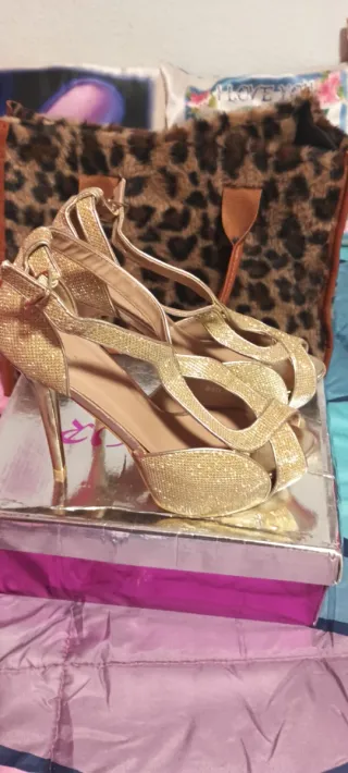 Tacones dorados brillantes talla 37