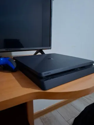 Consola PS4 Slim + television