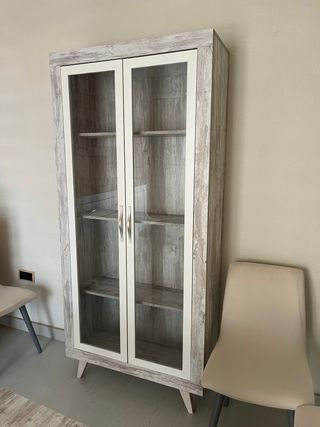 Conjunto de salón: aparador, mesa y vitrina