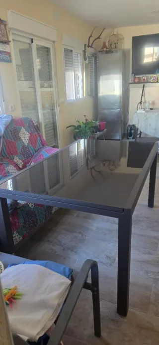 Tavolo in vetro e metallo grigio