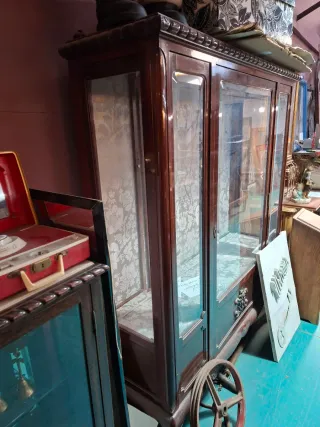 Vitrina forrada madera y cristal
