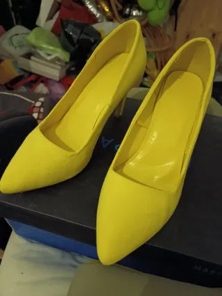 Zapatos de tacón amarillos